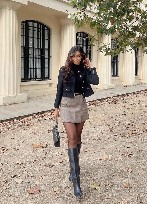 Fall fashion Fall Skirt Outfit, Skirts And Boots, Skirt Outfit Ideas, Chic Clothing Style, Fall Skirt, Skirt Outfits Fall, Looks Country, Winter 22, Skirts With Boots