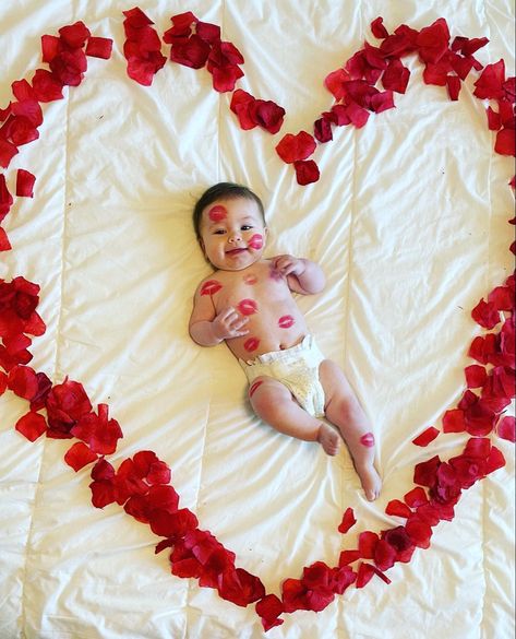 2 Month Valentines Pictures, Baby Cupid Photoshoot, Valentines Newborn Pictures, Infant Valentine Pictures, Cumplemes Bebe Ideas, February Baby Photoshoot, February Milestone Baby Picture, Newborn Valentines Day Photo Ideas, Baby First Valentines Day Photos