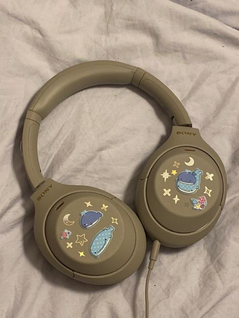 Beige Headphones Outfit, Headphone Sticker Ideas, Sony Headphones Aesthetic Stickers, Sony Headphones Stickers, Preppy Headphones, Customize Headphones, Headphones Customized, Beige Headphones, Stickers On Headphones