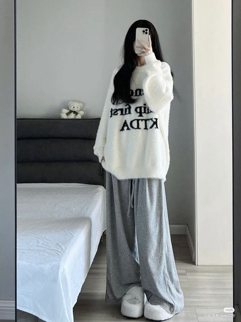 Comfy Korean Outfits, Fashion Top Outfits, Korean Casual Outfits, Casual Day Outfits, Kpop Fashion Outfits, Korean Outfits, Casual Style Outfits, Comfy Outfits, Simple Outfits