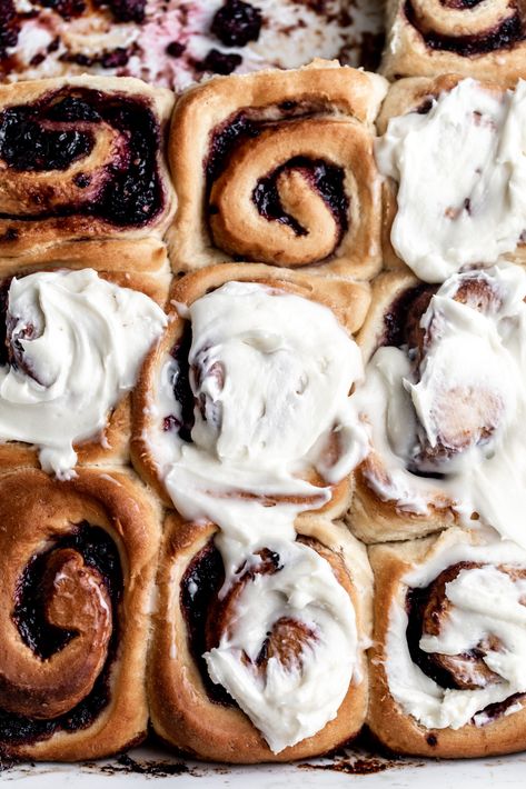 Blackberry Filling, Sweet Dough, Summer Brunch, Sweet Rolls, With Cream Cheese Frosting, Sweet Roll, Easy Food, Cinnamon Buns, Breakfast Dessert