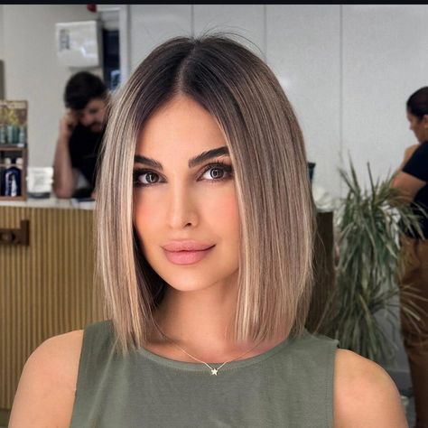 Dark Blonde To Blonde Balayage, Ombre Short Bob Hair, Dark Blonde With Brown Roots, Hair Colour Ideas For Brown Eyes, Honey Ash Blonde Hair Balayage, Short Bob Blonde Balayage Dark Roots, Short Blonde Hair With Brown Roots, Highlights Short Hair Blonde, Brown Ombre Hair Medium