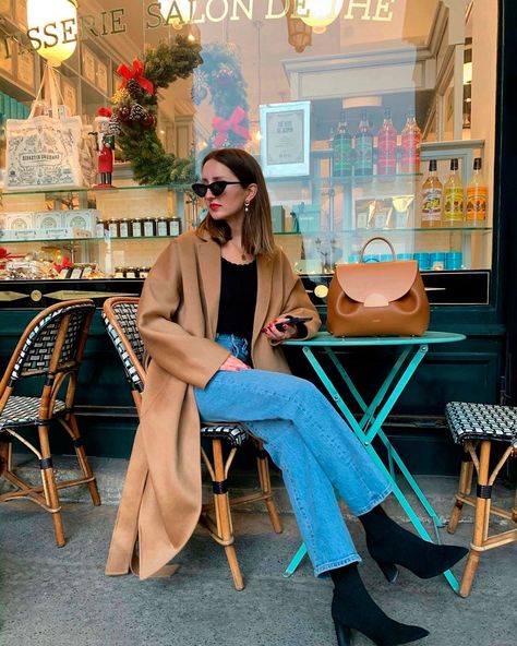 La instagramer francesa a la que copiar sus looks en las terrazas parisinas- ElleSpain Engagement Photo Outfits Fall, French Girls, Engagement Photo Outfits, Street Style Inspiration, Moda Fashion, Street Fashion, Rodeo, Bell Bottom Jeans, Engagement Photos