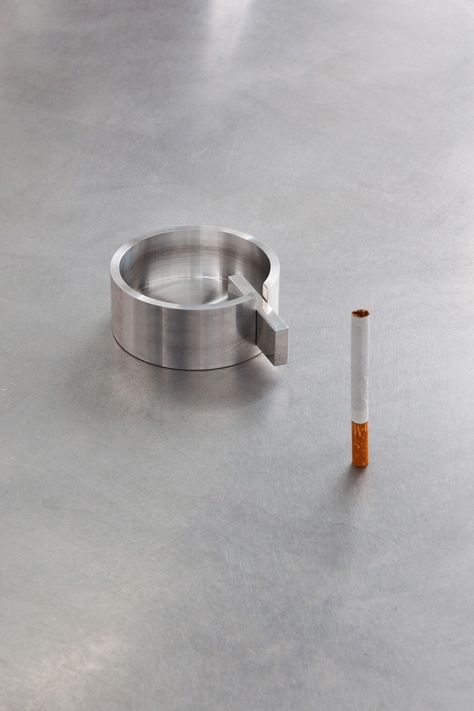 Ashtray Design, Minimalist Ceramics, Hotel Accessories, Colorful Plates, Unique Table Settings, Soft Minimalism, Pipe Furniture, Whimsical Gifts, Ash Tray