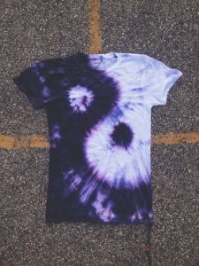 yin yang tie dye                                                                                                                                                                                 More T Shirt Makeover, Diy Tie Dye Designs, Shirt Makeover, Tie Dye Patterns Diy, Hantverk Diy, Tie Dye Ideas, Diy Tie Dye Shirts, Hippie Party, Diy Tie Dye