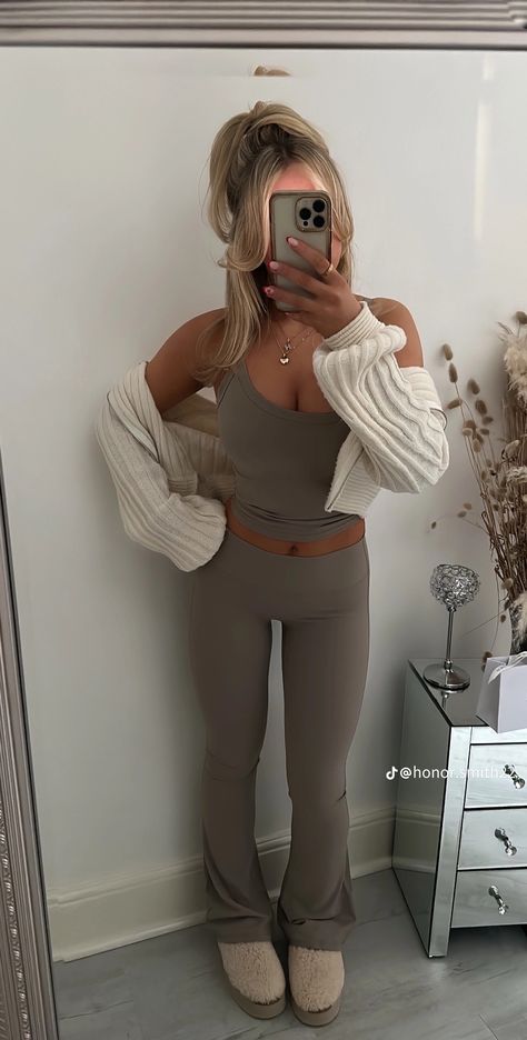 Full Length Bodysuit Outfit, Lulu Leggings Outfit, Work Out Outfits, Flared Legging Outfit, Chav Outfits, Tops Outfit, Adrette Outfits, Lounge Outfits, Cosy Outfit