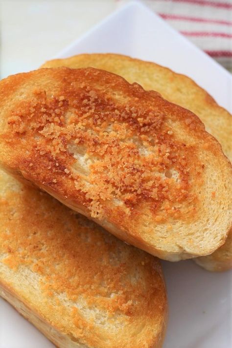 Sizzler Knock-off Cheese Toast - My Recipe Treasures Toasted French Bread Slices, Bread On Stove Top, Sizzler Cheese Toast, Garlic French Bread, Caprese Garlic Bread, Muffins Coffee Cake, Cheese Toast Recipe, Toast Toppers, Bread With Butter