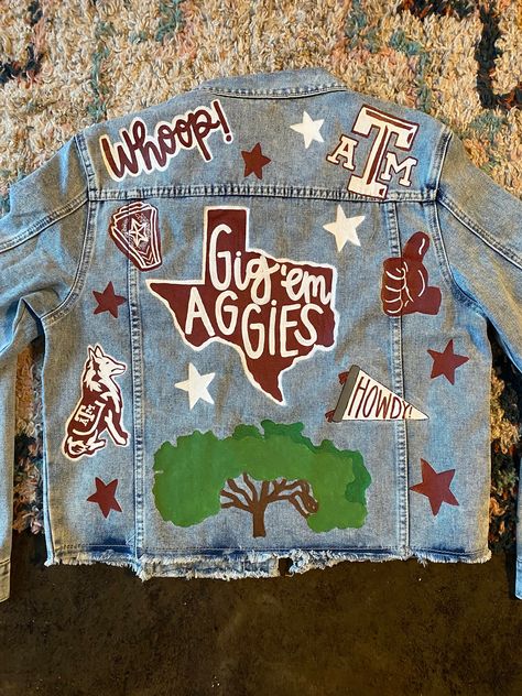 Custom painted college spirit denim jacket. Each jacket is handpainted by me. These are perfect a perfect gift or purchase for any event or memorabilia. This jacket is completely customizable to you.  If you have any special requests or questions please message me and I will be happy to accommodate! Rush order options available, message for details! Uga Painted Denim Jacket, Painted College Jean Jacket, Painted Jean Jacket Sports, College Jean Jacket Diy, Senior Jean Jacket Painted, Diy Denim Jacket Patch, Custom Painted Jean Jacket, Painted Jean Jacket School Spirit, Senior Jean Jacket