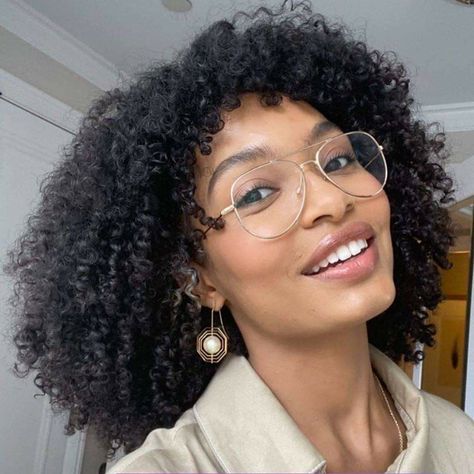 Curly Hair Glasses, Natural Hair Bangs, Milkshake Hair, Bangs And Glasses, Glasses Inspiration, 4a Hair, Androgynous Hair, Yara Shahidi, Hairstyles With Glasses