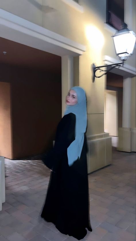 Hijabi Summer Outfits, Nails Selfie, Blue Hijab, Stile Hijab, Kaftan Abaya, Hijab Style Tutorial, Abaya Style, Pashmina Hijab Tutorial, Modest Fashion Hijab