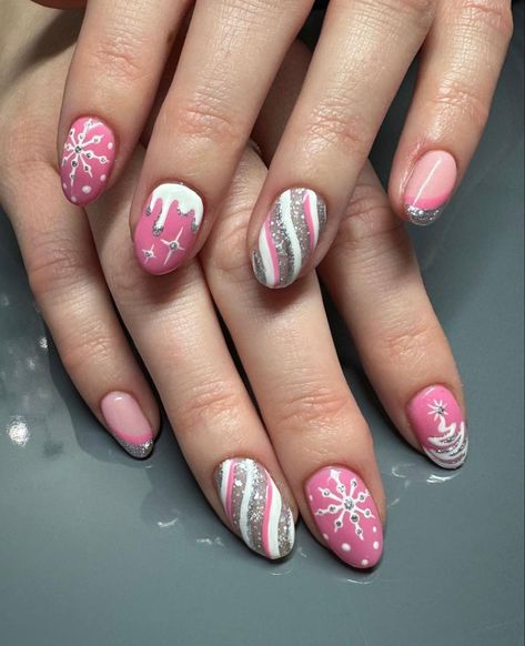 Ginger Bread Nail, Pastel Holiday Nails, Christmas Nails Red Designs, Preppy Nail Ideas Christmas, Pink And Blue Christmas Nails, Red And Pink Christmas Nails, Nutcracker Nails Designs, Pinkmas Nails, Nutcracker Nail Art