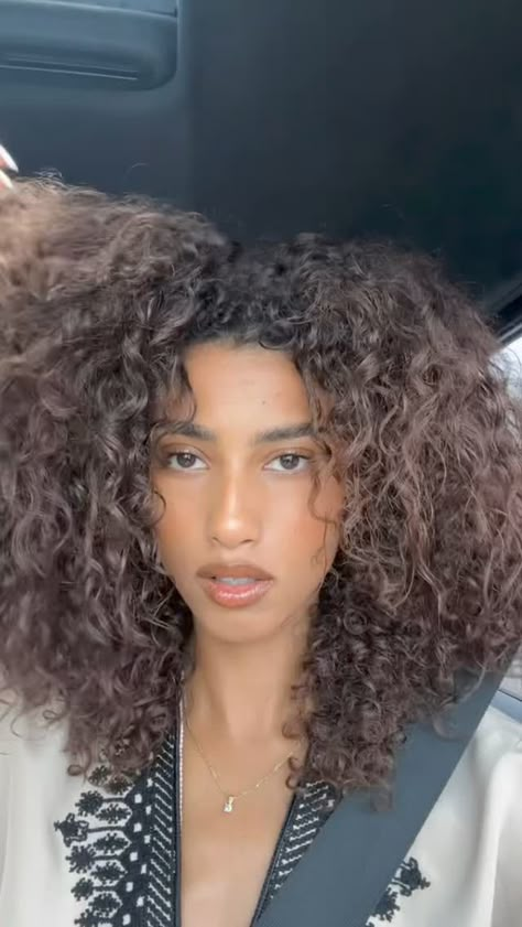 Imaan Hammam Hair, Imaan Hammam, Imaan Hammam Runway, Imaan Hammam Side Profile, Imaan Hammam Face, Imaan Hammam Style, Imaan Hammam Curly Hair, Curly Hair Runway Models, Hair Inspiration Color