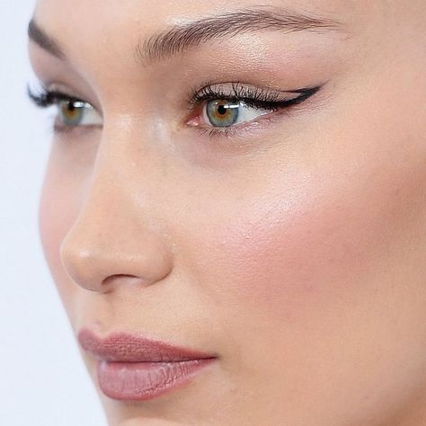 Bella Hadid Makeup, Mauve Lipstick, Eyeliner Tips, Makeup Tip, Eyeliner Styles, Makeup Hacks, Make Up Looks, Eyeliner Looks, Natural Beauty Tips