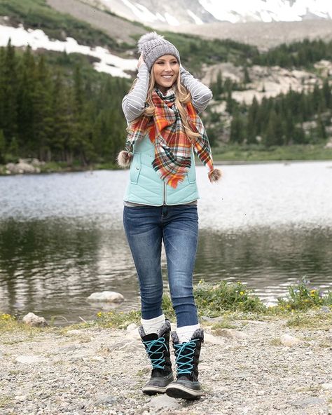 c70daf247944fe3add32218f914c75a6 Outfit Nieve, Alaska Outfits, Honeymoon Clothes, Mountain Fashion, Montana Style, Outfits Mom, Hot Orange, Scarf Trends, Grace And Lace