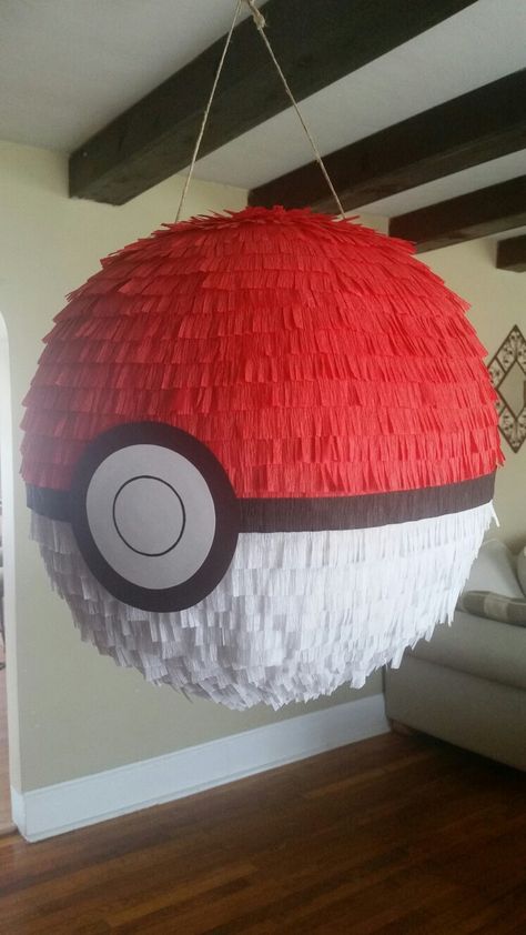 Pokeball paper mache piñata Pokemon Pinata, Pokemon Balloons, Pokemon Party Decorations, Pokemon Themed Party, Pokemon Decor, Pokemon Birthday Cake, Pokemon Diy, Piñata Ideas, Pokemon Birthday Party