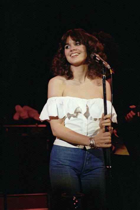 Linda Ronstadt Soft Gamine, Linda Ronstadt, Women Of Rock, Female Musicians, Stevie Nicks, Female Singers, My Favorite Music, 70s Fashion, On Stage