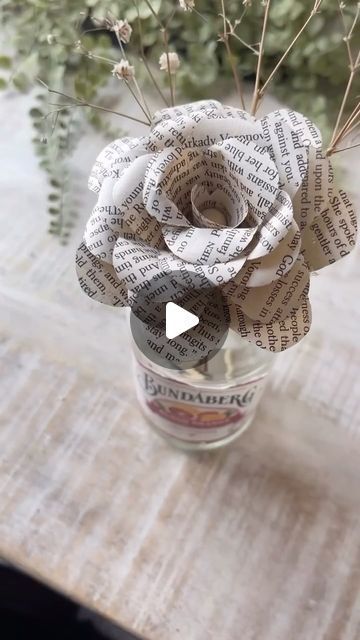 How To Make Paper Roses, Newspaper Roses, Paper Bouquet Diy, Book Page Roses, Paper Flower Centerpieces, Papercraft Ideas, Easy Paper Flowers, Upcycle Books, Elegant Bouquet