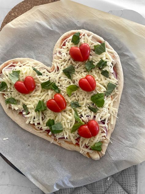 This heart pizza with heart grape tomatos turned out so good! Incredible homemade heart pizza recipe Homemade Heart Pizza, Heart Pizza Recipe, Valentines Day Pizza, Valentine Pizza, Valentines Food Dinner, Shaped Pizza, Heart Pizza, Sweet Pizza, Heart Shaped Food