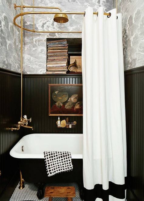 bathroom decor accessories city-chic-bathroom-decor-spring-style Black Tub, Black And White Bathroom, Interior Vintage, Cottage Bathroom, Bad Inspiration, Small Bathroom Decor, Wainscoting, Beautiful Bathrooms, White Bathroom