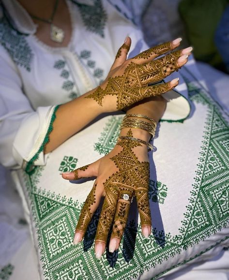 Moroccan Wedding Henna Brides, Moroccan Wedding Henna, Suhagrat Night, Moroccan Henna Party, Algerian Henna, Moroccan Henna Designs, Morocco Henna, Henna Nail Art, Bride Henna