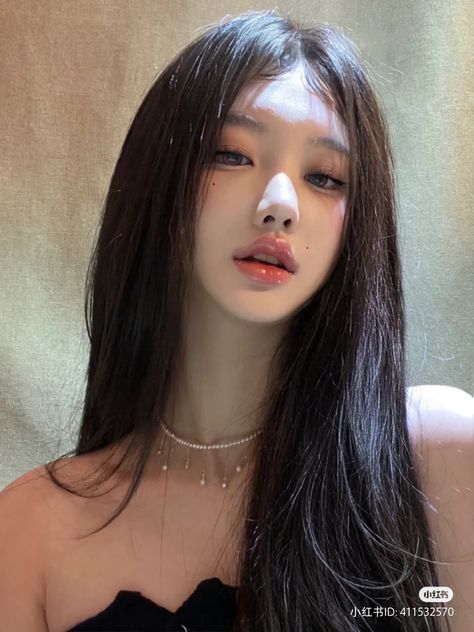 Kpop Bold Makeup, Hairstyles Night Party, Dark Kpop Makeup, Bold Douyin Makeup, Korean Party Makeup, Douyin Prom Dress, Douyin Girlies, Idol Makeup Korean, Japanese Lashes