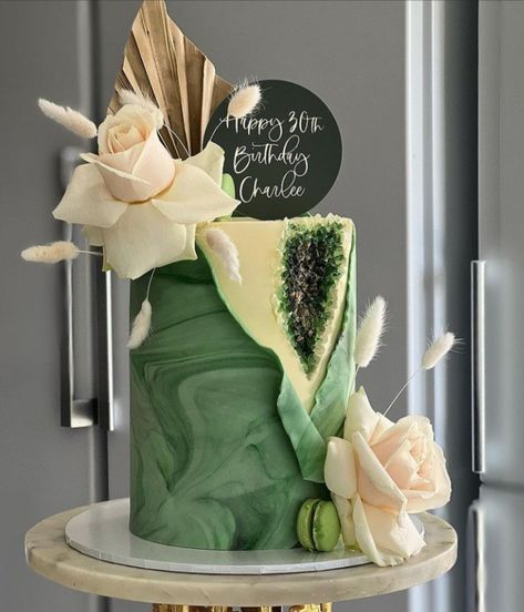 Geode Cake Birthday, Geode Cakes, Single Tier Cake, Tiered Cake Design, Geode Cake, Elegant Birthday Cakes, Fun Cakes, Green Cake, Buttercream Cakes