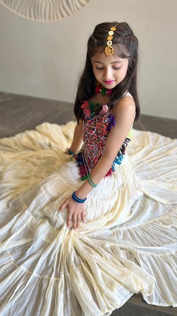 Kids Navratri Outfits, Navratri Chaniya Choli For Baby Girl, Baby Girl Chaniya Choli Design, Traditional Photography Poses, Garba Jewellery, Naira Dress, Garba Navratri, Dandiya Dress, Navratri Jewellery