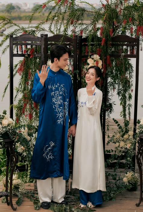 Ao Dai Co Dau, Ao Dai Couple, Ao Dai Wedding Dress, Vietnamese Wedding Photography, Men Ao Dai, Viet Wedding, Sangjit Dress, Traditional Vietnamese Wedding, Vietnamese Wedding Dress