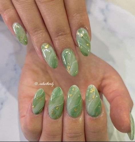 Acrylic Green Nail Designs, Dark Green Jade Nails, Jade Nails With Gold Flakes, Jade Nails Acrylic Short, Jade Green Marble Nails, Nail Green Gold, Jade Green Nails Short, Jade Gold Nails, Nail Inspo Green And Gold