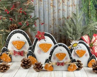 Wood Penguin Crafts, Glowforge Ideas To Sell, Simple Wood Christmas Crafts, Wooden Snowmen Crafts, Christmas Gift Crafts, Wood Penguin, Country Craft Ideas, Intarsia Wood Patterns, Penguin Crafts