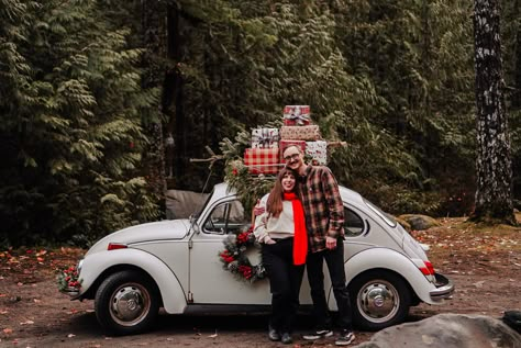 Beetle Christmas Photoshoot, Vw Beetle Christmas Photoshoot, Vintage Car Christmas Photoshoot, Car Decoration Ideas, Christmas Car Decorations, Holiday Car, Family Christmas Card Photos, Holiday Mini Session, Snow Holiday