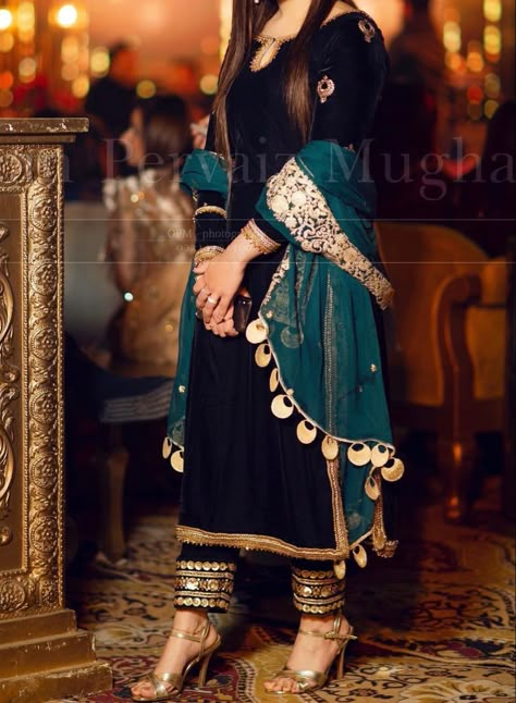 Punjabi Suits Designer Boutique Velvet, Velvet And Brocade Suits, Valvet Suite Design With Laces, Valvate Suit Degine, Valvet Suite Design Luxury, Valvet Suite Design, Velvet Suits Women Indian Party Wear, Black Suit Designs, Velvet Pakistani Dress