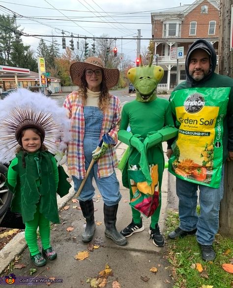 Halloween Costumes Jurassic Park, Costume Women Ideas, Gardener Costume, Family Costumes For 3, Themed Costumes, Gardening Club, Homemade Costume, Costume Works, A Dandelion