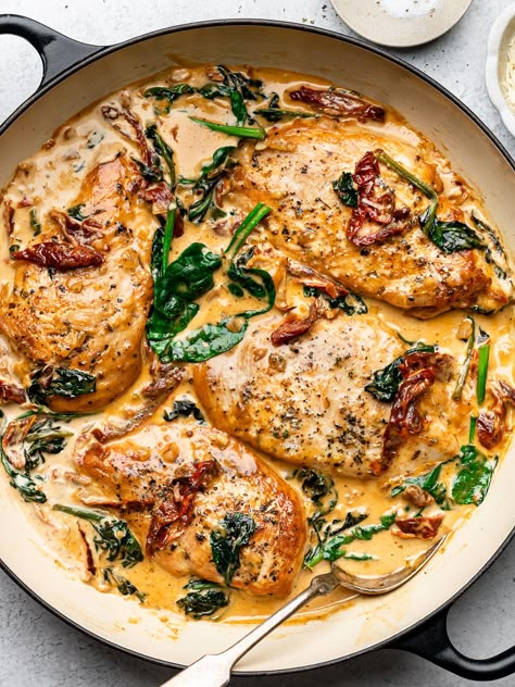 Weeknight dinner is solved with this 35-minute Creamy Tuscan Chicken! Golden-crusted chicken in a creamy, flavourful sauce ~ Delish! Chicken Tuscan, Creamy Tuscan Chicken, Tuscan Chicken Pasta, Chicken Breast Seasoning, Tuscan Chicken, Chicken Dishes Recipes, Chicken Thigh Recipes, Creamy Chicken, Chicken Dinner Recipes