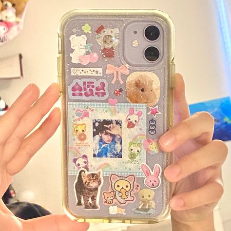 decorated my phone case and its so cute Decorate Phone Case Aesthetic, Decorating Phone Cases Diy Stickers, Decorated Phone Cases With Stickers, Decorated Clear Phone Case, Phone Case Decoration Stickers, Sticker Phone Case Aesthetic, Cute Phone Aesthetic, Clear Phone Case Decorations, Deco Phone Cases