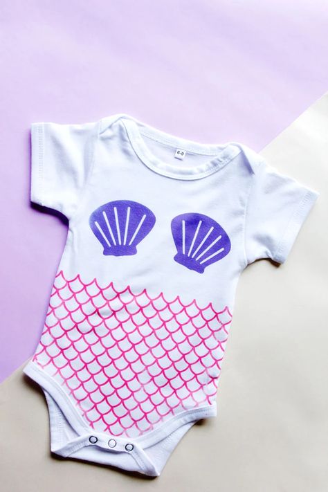 Diy With Cricut, Cricut Maker Projects, Diy Onesie, Onesie Diy, Mermaid Onesie, Ducky Baby Showers, Cricut Baby, Sew Projects, Baby Shower Vintage