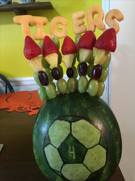 Soccer ball fruit tray. Soccer Bday Party, Soccer Banquet, Fruit Bouquets, Watermelon Bowl, Super Bowl Ideas, Soccer Ideas, Fruit Sculptures, Kids Market, Fruit Trays