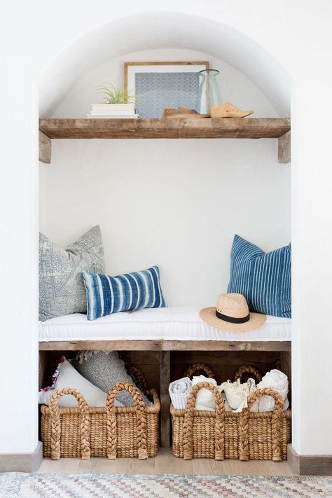 Coastal Closet, Mudroom Inspiration, Closet Mudroom, Malibu Beach House, Malibu Beach, Coastal Living Rooms, Surf Shack, Beach House Interior, Woven Baskets