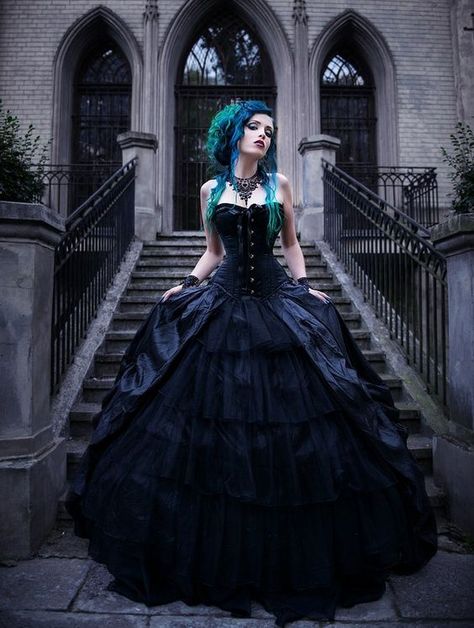 Fete Emo, Victorian Gothic Wedding, Black Wedding Dress Gothic, Dresses Corset, Wedding Dress Black, Gothic Mode, Gothic Wedding Dress, Goth Wedding, Prom Ball Gown