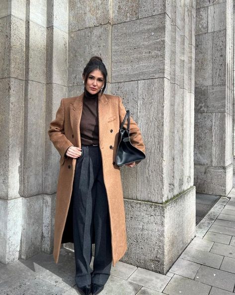 Fall Coats Women 2024: Best Casual, Classy, Long, and Short Outfit 26 Ideas Long Coat Outfit Women, Fall Coats Women, Long Camel Coat Outfits, Coat Outfit Women, Camel Winter Coat, Camel Coat Outfit Classy, Royal Blue Coat, Long Camel Coat, Maroon Coat