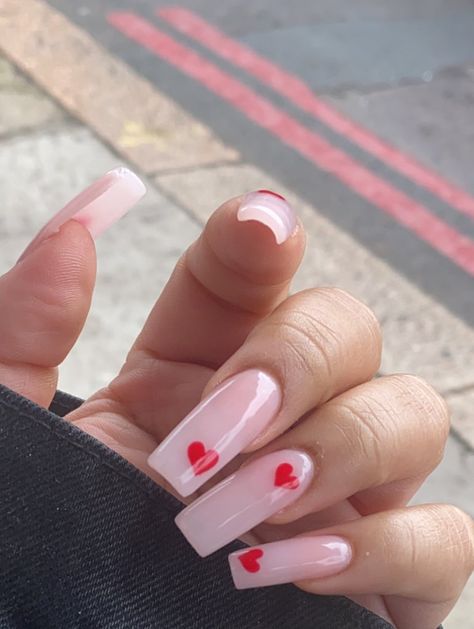 heart nails Nails Inspiration Pink Heart, Pink French Tip Nails Valentines Day, Acrylic Nails Coffin Hearts, French Tip Acrylic Nails With Pink Heart, Coffin Heart Nails Designs, Nails St Valentin, St Valentine Nails, Coffin Heart Nails, Acrylic Nails Coffin Love Heart