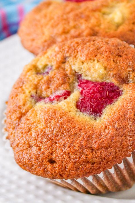 Made with ripe bananas and plump raspberries, these moist and flavorful Banana Raspberry Muffins are a great way to start the day. Banana Raspberry Muffins, Cookie Dough Pie, Breakfast Donuts, Home Decor Photography, Raspberry Muffins, Diy Dish, Edible Cookies, Edible Cookie Dough, Decor Photography