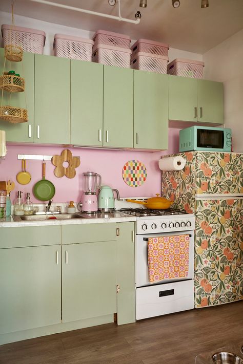 Funky Kitchen, Camper Reno, Colorful Room, Pastel Kitchen, Colorful Apartment, Dopamine Decor, Deco Studio, House Makeover, Kitschy Kitchen