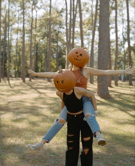 Best Friends Aesthetic Dark, Pumpkin Head Photoshoot Friends, Cute Halloween Pictures, Lantern Pumpkins, Pumpkin Patch Photoshoot, Fall Photo Shoot Outfits, Up Pumpkin, House Porch, Fall Friends