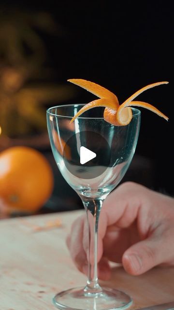 𝗖𝗿𝗶𝘀𝘁𝗶𝗮𝗻 𝗣𝗮𝘀𝘀𝗮𝗿𝗲𝗹𝗹𝗶 𝑩𝒂𝒓𝒕𝒆𝒏𝒅𝒆𝒓 | 💡🍊 Garnish Idea With Orange Peel  #mixology #summercocktails #garnish #cocktailgarnish #garnishtutorial #mixologytutorial #garnishidea... | Instagram Drink Garnish, Orange Garnish, Cocktail Garnish Ideas Creative, Creative Cocktail Garnishes, Fruit Garnish, Drink Garnishing, Cocktail Garnish, Creative Cocktail, Orange Peel