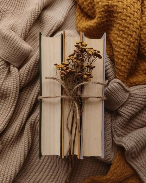 Fall Flatlay, Autumn Flatlay, Bookstagram Inspiration, Fallen Book, Halloween Wallpaper Iphone, Fall Scents, Book Images, Coffee And Books, Autumn Cozy