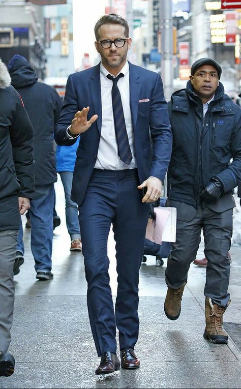 Ryan Reynolds Suit, Outfits Casamiento, Mens Minimalist Wardrobe, Ryan Reynolds Style, Light Blue Dress Shirt, Mens Fashion Blazer, Formal Mens Fashion, Outfits Hombre, Mens Style Guide