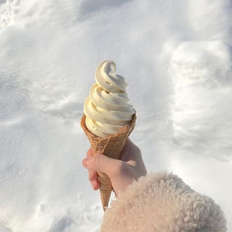 Cream Aesthetic, Soft Serve Ice Cream, Milk Shakes, Ice Cream Desserts, Food Dessert, Soft Serve, White Aesthetic, Vanilla Ice Cream, Pretty Food