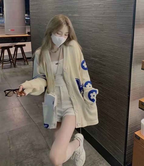 Mode Indie, Korean Outfit Street Styles, Korean Casual Outfits, Korean Girl Fashion, Ulzzang Fashion, Kpop Fashion Outfits, Teenage Fashion Outfits, Korean Street Fashion, Korean Outfits