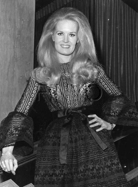 In MEMORY of LYNN ANDERSON on her BIRTHDAY - American country singer, songwriter and television personality. She is most remembered for her signature recording crossover hit, "Rose Garden." The song was a number one hit in the United States and internationally. Additionally, Anderson had four number one singles and 18 top ten hits on the Billboard country songs chart. She has also been regarded as one of country music's most significant performers. Sep 26, 1947 - Jul 30, 2015 (heart attack) Classic Singers, Lynn Anderson, Old Country Music, Playful Art, Teased Hair, James Webb, Bookmaking, R&b Music, Country Music Artists